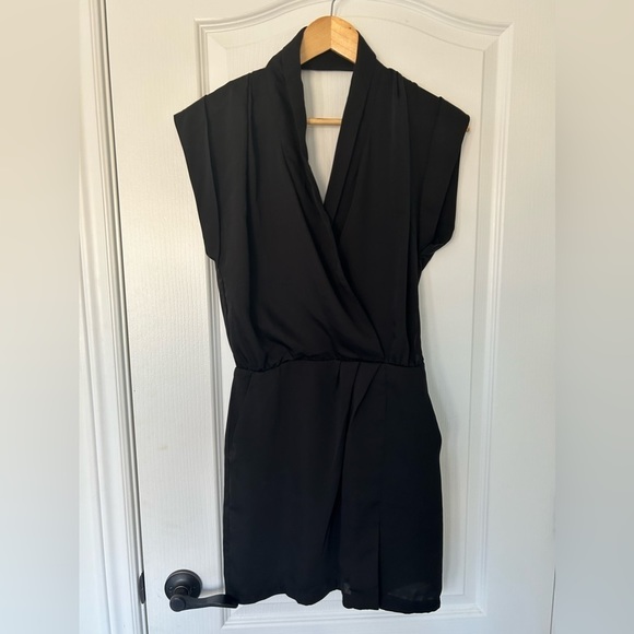 Bcbgeneration v-neck black pocket dress size 4 - Picture 6 of 11